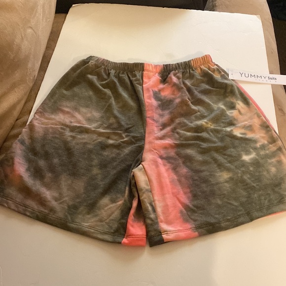 High-Waisted Shorts - Picture 4 of 10